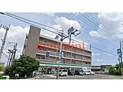 ファミリーマート高槻川西町一丁目店 717m