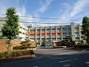 高槻市立南平台小学校 696m