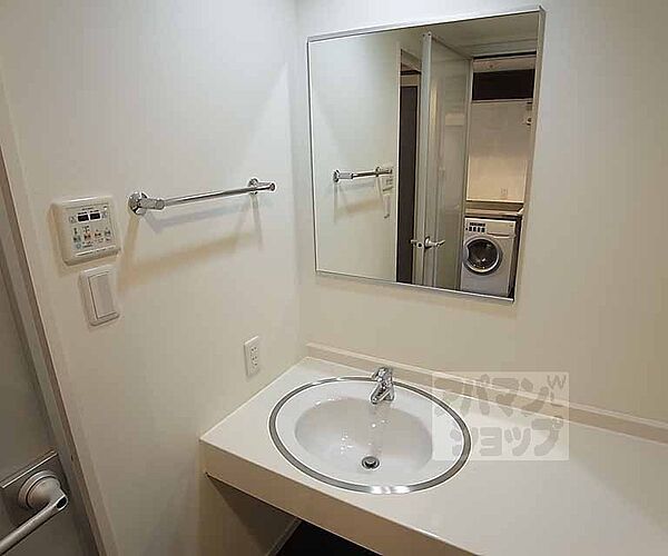 画像8:大きめの鏡が付く洗面台です。