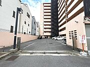 ●敷地内駐車場は月額1.6〜1.8万円●入口は防犯性高いチェーンゲート付●最新の空き状況はスタッフまでお問い合わせください。