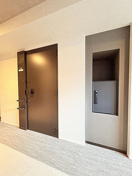 ●戸別の「宅配ボックス」が備え付けられています。