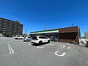 コンビニ「ファミリーマート津市ヨットハーバー店まで766m」