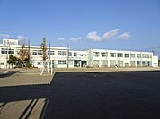 小学校「津市立豊津小学校まで1258m」