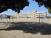 小学校「津市立修成小学校まで1244m」