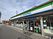 コンビニ「ファミリーマート近鉄津新町駅前店まで93m」