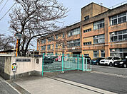 小学校「津市立一身田小学校まで1266m」