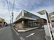 銀行「三十三銀行津新町支店まで636m」