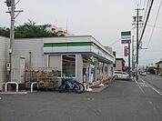 コンビニ「ファミリーマートまで640m」