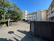 中学校「津市立南郊中学校まで895m」