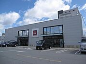 販売店「ユニクロまで810m」