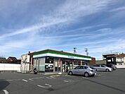 コンビニ「ファミリーマート津結城神社前店まで712m」