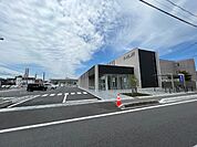 銀行「三十三銀行高茶屋支店まで2073m」