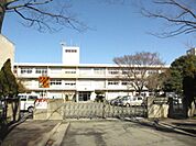 中学校「市立平田野中学校まで1700m」