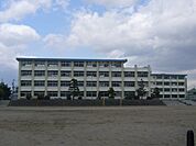 小学校「市立稲生小学校まで700m」
