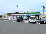 コンビニ「ファミリーマート鈴鹿中江島町店まで833m」