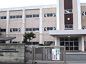 中学校「鈴鹿市立千代崎中学校まで696m」