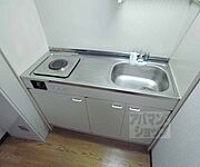 電気コンロ付き。