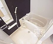 追い焚き機能付きのバスルーム。