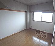 玄関入ってすぐの洋室。
