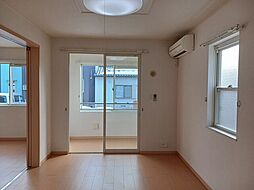 プラス　1　B 102 1階1LDKのリビング/ダイニング