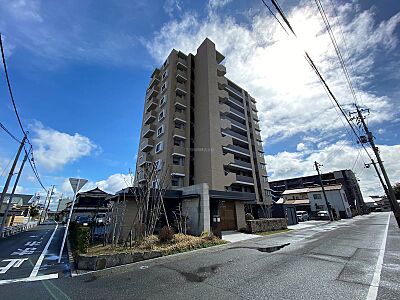 外観:城下町長府にたたずむ落ち着いた外観のマンションです 外観:城下町長府にたたずむ落ち着いた外観のマンションです