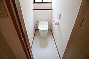 1Fトイレ。タンクレスでお掃除もラクラク。