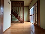 玄関ホールも広々