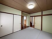 1F和室6帖。日当たりの良い縁側もあります。