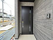 玄関はダブルロックに加えて便利なリモコンキーつき