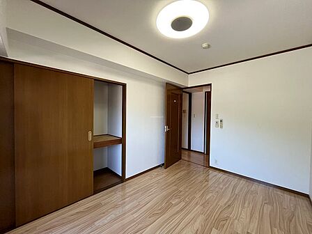 お掃除しやすいフローリングの洋室6帖