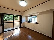 洋室（1）、バルコニーに面した明るいお部屋
