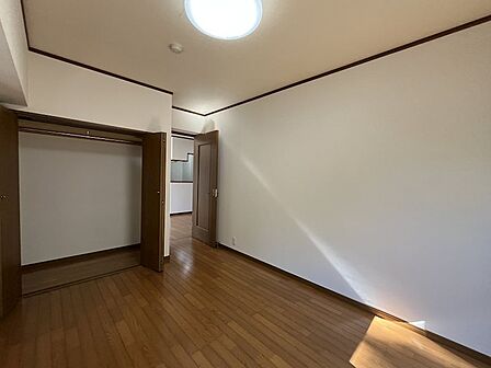 洋室(1)。各部屋に大きめのクローゼットがついています