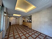 明るい照明が印象的なエントランスは、日々の出入りを心地よく演出します。訪れる人も安心感を得られる空間です。