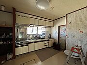 家族の集まるDK。隣のお部屋と浴室にも繋がっています。