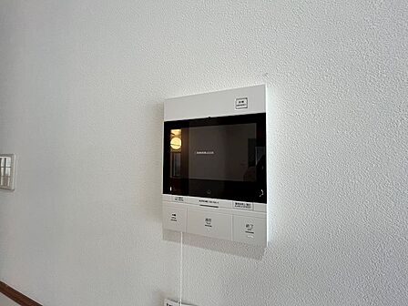 来訪者をモニターで確認できるTVモニターつきインターホンを設置。セキュリティに配慮し暮らしの安心感をサポートします。