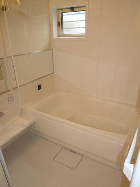 画像5:ゆったり余裕の一坪タイプ浴室です。（浴室換気乾燥機付）