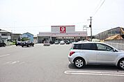 スーパー「セブン城南店まで128m」