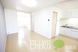 JR牟岐線 阿波富田駅 3.9kmの賃貸アパート 2階1LDKのリビング/ダイニング