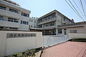 小学校「徳島市立論田小学校まで827m」