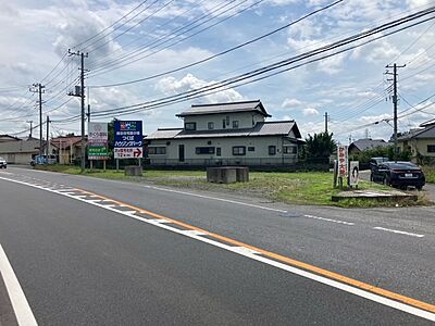 外観：角地につき開放感あり。