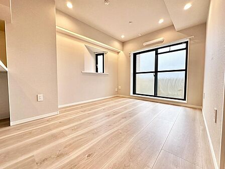 リビングからの眺望は圧巻。全面には遮る建物がないので、陽当り・通風共に良好です。