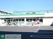 ファミリーマート 徒歩3分。コンビニ 230m