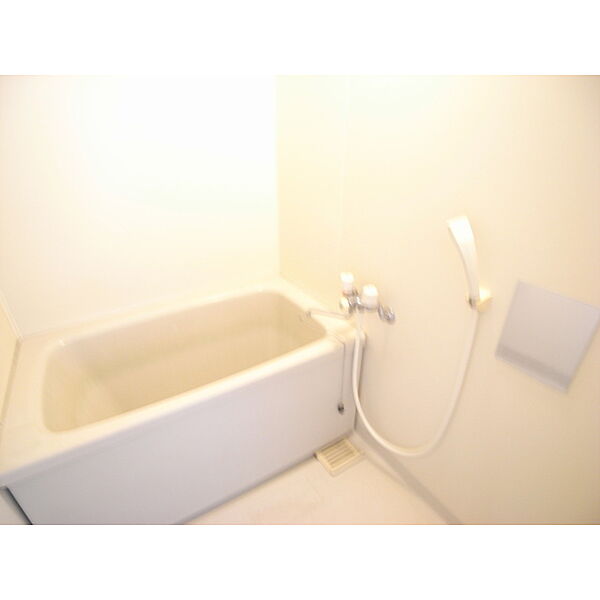 画像5:白で統一されたバスルーム