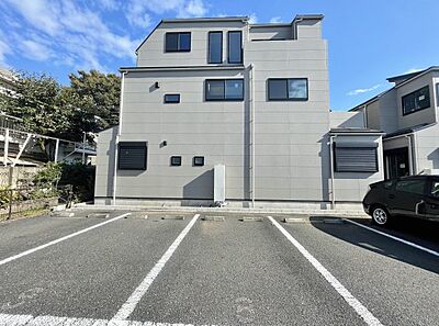 外観：建物裏手側からの外観　裏手側は月極駐車場につき陽当たり通風良好です　両面道路感覚の開放感あふれる立地に誕生しました