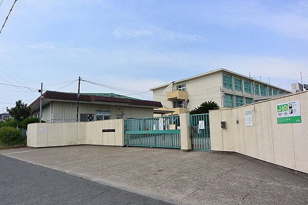 周辺：枚方市立田口山小学校（814m）