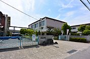 交野市立郡津小学校（1010m）