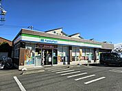 ファミリーマート六木二丁目店（318m）