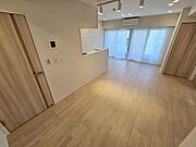 ダウンライトやスポットライトを設置し、雰囲気の良いリビングに仕上がっています。