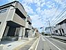 外観：前面道路の広さや方位、開放感は不動産を語るうえで大変重要です。資産価値にも大きく影響してきます。その点本物件は南西9.9m道路ですので、道路付けは申し分ございません。
