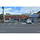 コンビニ「デイリーヤマザキ松本信大前店まで596ｍ」